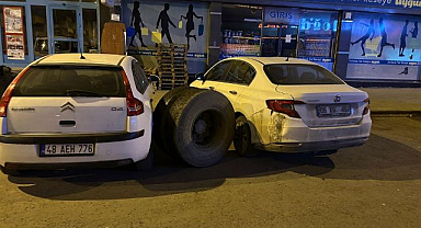 Seyir halindeki kamyonun tekeri koptu