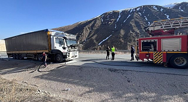 Seyir halindeki tır alev aldı