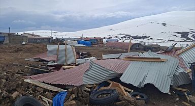 Şiddetli rüzgar evlerin çatılarını uçurdu!