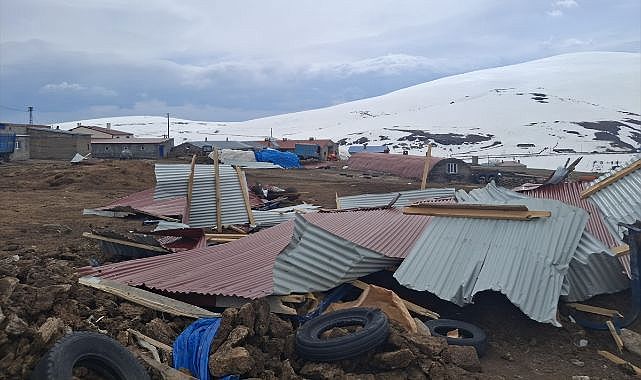 Şiddetli rüzgar evlerin çatılarını uçurdu!