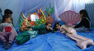 Sınıfını okyanusa çevirdi! Öğrencilerine eşsiz bir deneyim yaşattı