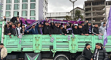 Taraftarlar kamyon kasasında maça gitti