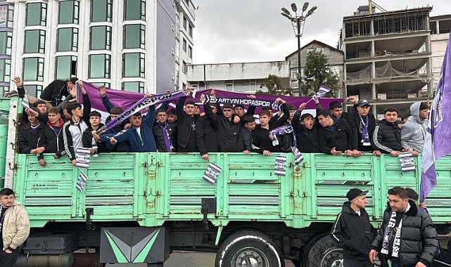 Taraftarlar kamyon kasasında maça gitti