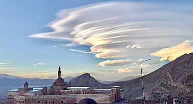 Tarihi İshak Paşa Sarayı mercek bulutlarının altında
