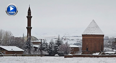 Tarihi mekanlar beyaza büründü