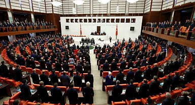 TBMM'den kritik düzenleme: Sosyal medya ve doğum izni yasası kabul edildi