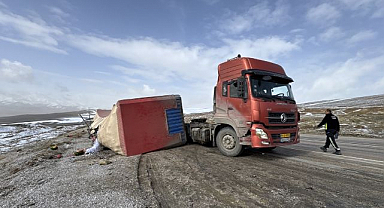 Tır devrildi, tonlarca karpuz zarar gördü