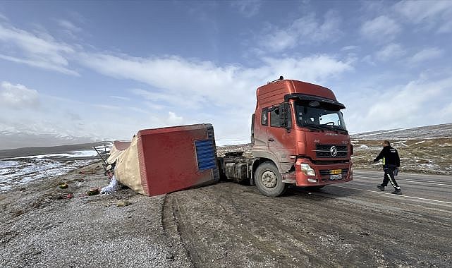 Tır devrildi, tonlarca karpuz zarar gördü