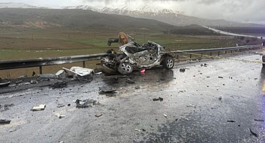 Tır ile otomobil kafa kafaya çarpıştı: 3 ölü, 1 yaralı