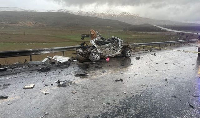 Tır ile otomobil kafa kafaya çarpıştı: 3 ölü, 1 yaralı