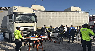 Tırla çarpışan otomobildeki 2 kişi ağır yaralandı