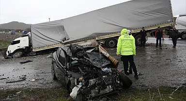 Acı bilanço! Tırla otomobil kafa kafaya çarpıştı