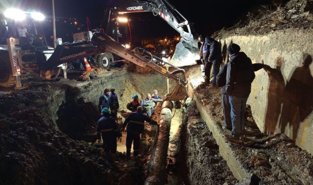 Toprak kayması su hattını vurdu