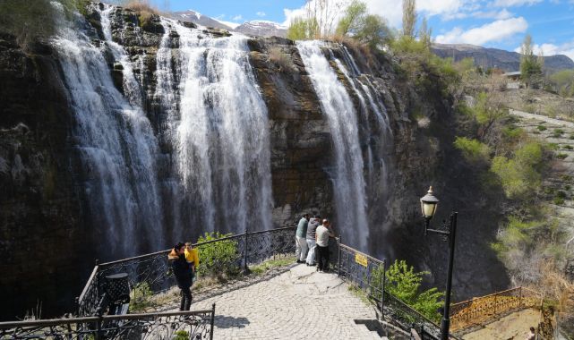 Tortum Şelalesi baharda coştu, ziyaretçi akını başladı