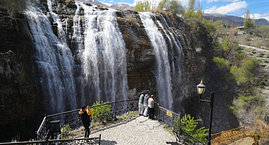 Tortum Şelalesi baharda coştu, ziyaretçi akını başladı