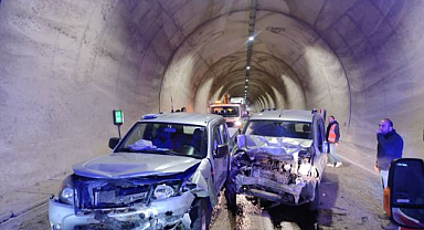 Tünelde feci kaza! İki araç birbirine girdi