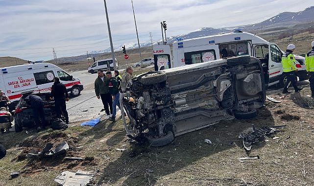 Üç araçlı zincirleme kaza: 4'ü askeri personel 6 yaralı