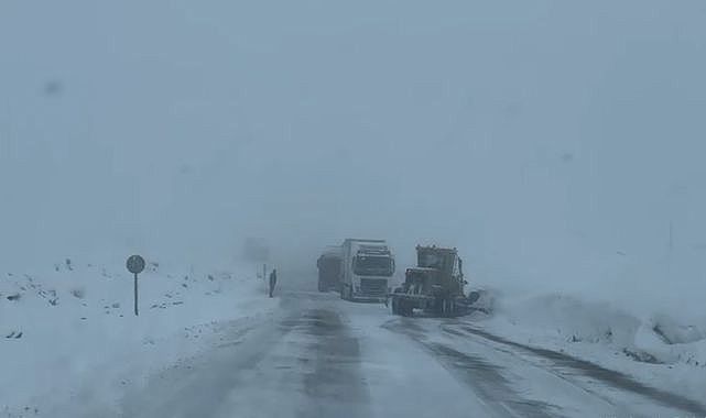 Ulaşıma kar ve tipi engeli
