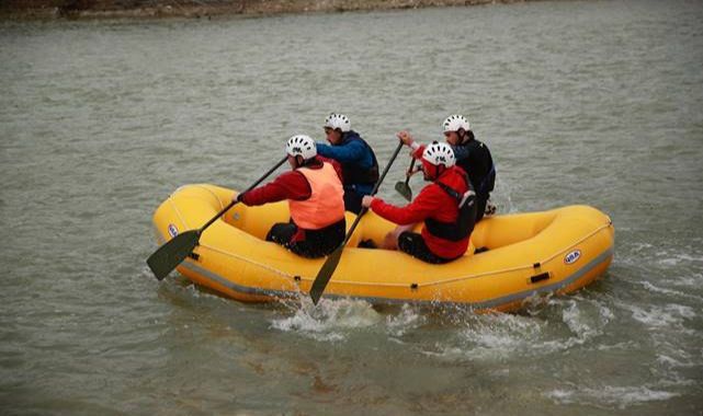 Üniversiteliler raftingde nefes kesti