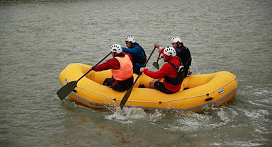 Üniversiteliler raftingde nefes kesti