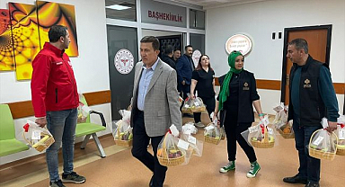 Vakıflar Bölge Müdürlüğü’nden hastalara meyve ikramı
