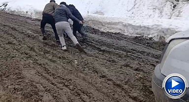 Vatandaşların çamurla mücadelesi! Araçlarını iple çektiler