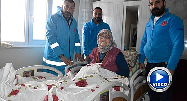 Yaşlı kadının yüzünü güldürdüler