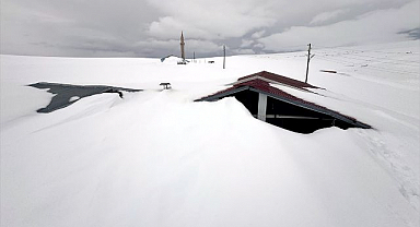 Yayla evleri baharda kar altında kaldı