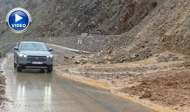 Yola dökülen çamur ve kayalar temizlendi   