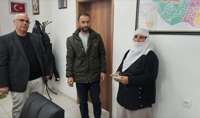 Yolda bulduğu cüzdanı sahibine ulaştırdı