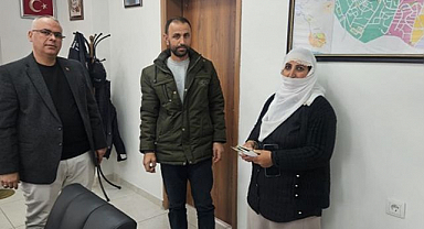 Yolda bulduğu cüzdanı sahibine ulaştırdı