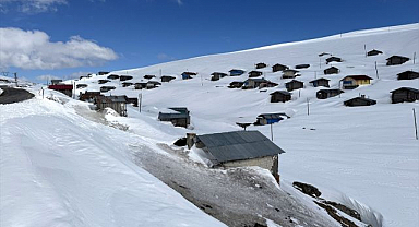 Yüksek kesimleri karla kaplandı