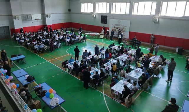 Yüzlerce öğrencinin katıldığı akıl ve zeka oyunları turnuvası 