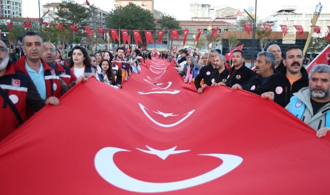 100 metrelik Türk bayrağıyla fener alayı düzenlendi 
