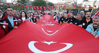 100 metrelik Türk bayrağıyla fener alayı düzenlendi 