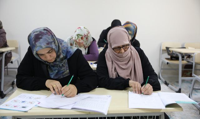 300 kadın okuma yazma öğrenerek mezun oldu