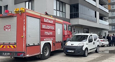 Asansörde mahsur kalanları kurtarmak isterken canından oldu