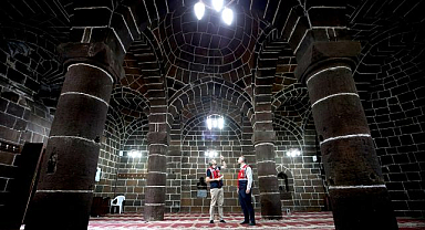 Asırların izini taşıyan Ayasofya Cami ziyaretçilerini büyülüyor