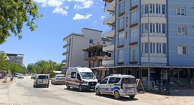 Balkona çıkan şahsı ekipler ikna etti!