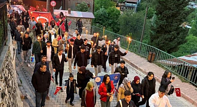 Bayrak ve meşalelerle yürüdüler