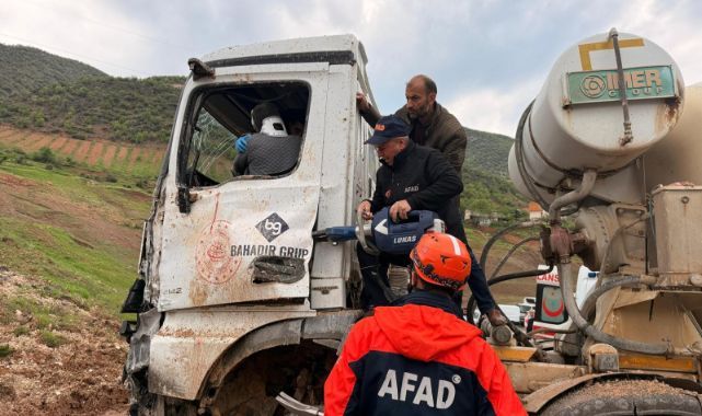 Beton mikseri kaza yaptı! Sıkışan sürücüyü ekipler kurtardı 