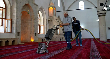 Camiler bayram öncesi temizlendi