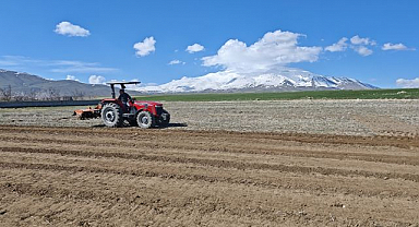 Çiftçiler yeni sezon için tarlalarını sürmeye başladı