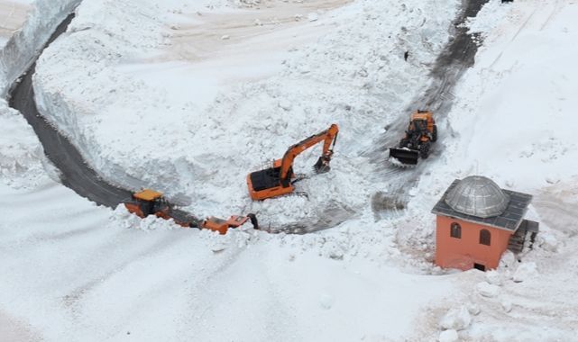 Çığ riski nedeni ile kapalı olan yol mayıs ayında açılabildi!