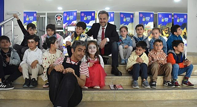Çocuk yaşta yuttuğu sahne tozu tiyatronun müdürü yaptı 