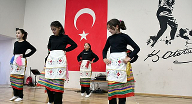 Çocuklar bağlama ve halk oyunlarıyla sahne aldı