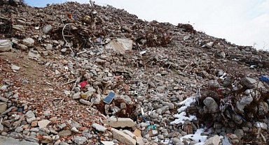 Deprem molozlarının büyük bölümü şehir dışına taşındı