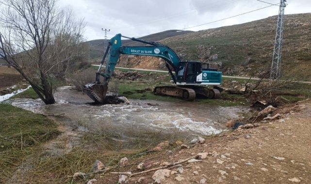 Dere yataklarında taşkın riskine karşı iş makineleriyle önlem alındı