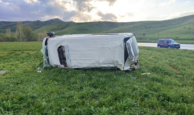 Devrilen araçtan sağ çıktı