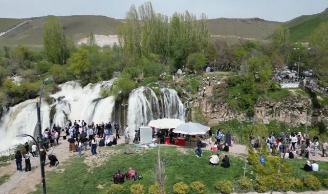 Doğa harikası şelale bayramda doldu taştı